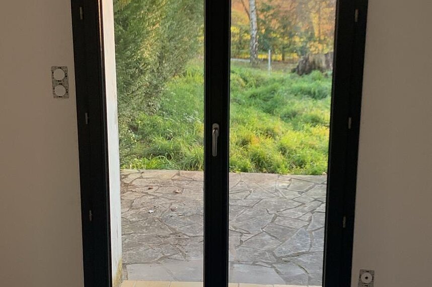 Pose d'une porte fenêtre et d'une fenêtre en PVC plaxage gris anthracite lisse