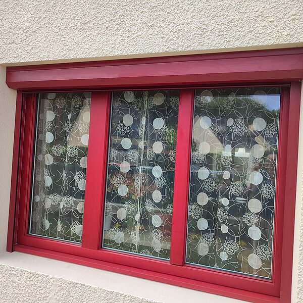 Pose de fenêtres rouges avec volets roulants intégrés - Pacé