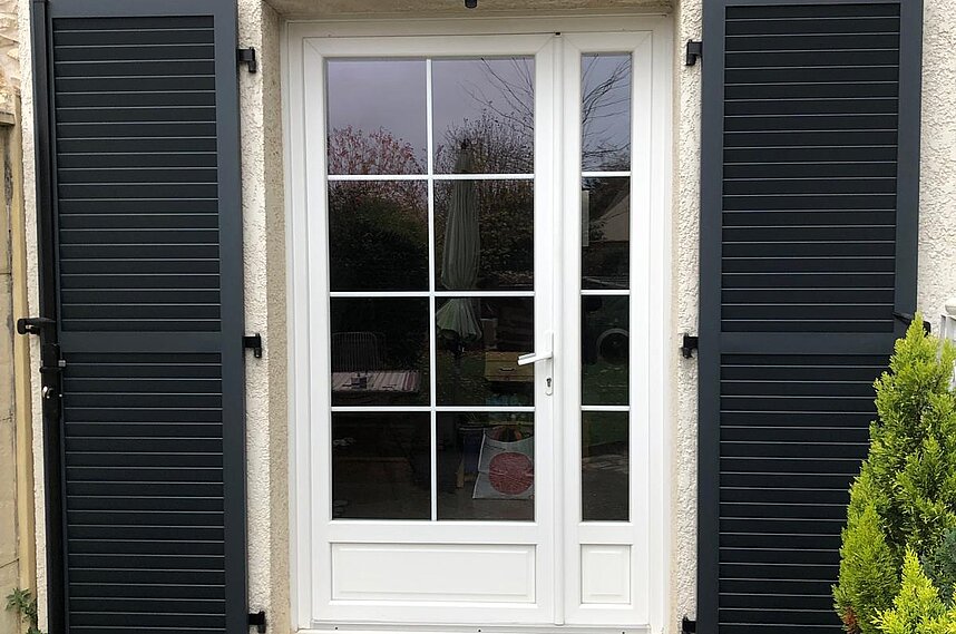 Installation de volets battants en aluminium