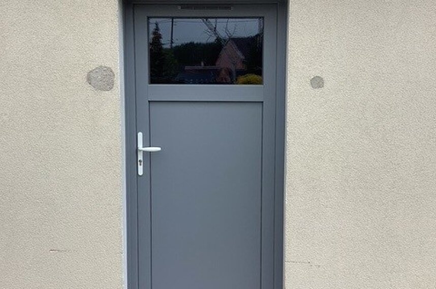 Installation d'une porte de service