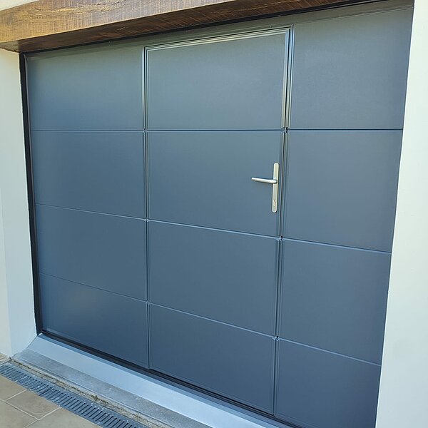 Porte de garage sectionnelle avec portillon intégré - Cesson Sévigné