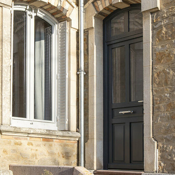 Porte d’entrée en bois en Gironde : des performances thermiques idéales