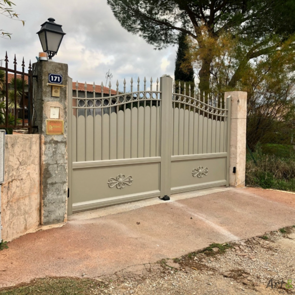 Quel modèle de portail choisir pour votre logement près de Naintré ?