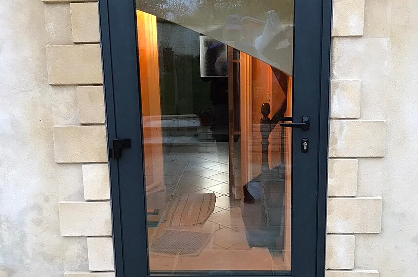 Pose de porte d'entrée en Aluminium