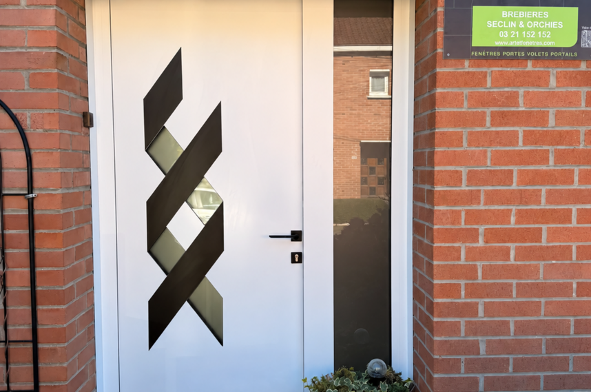 Porte d’entrée aluminium au design graphique