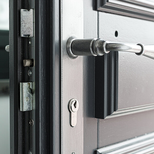 Comment isoler sa porte d’entrée vitrée à Courbevoie ?