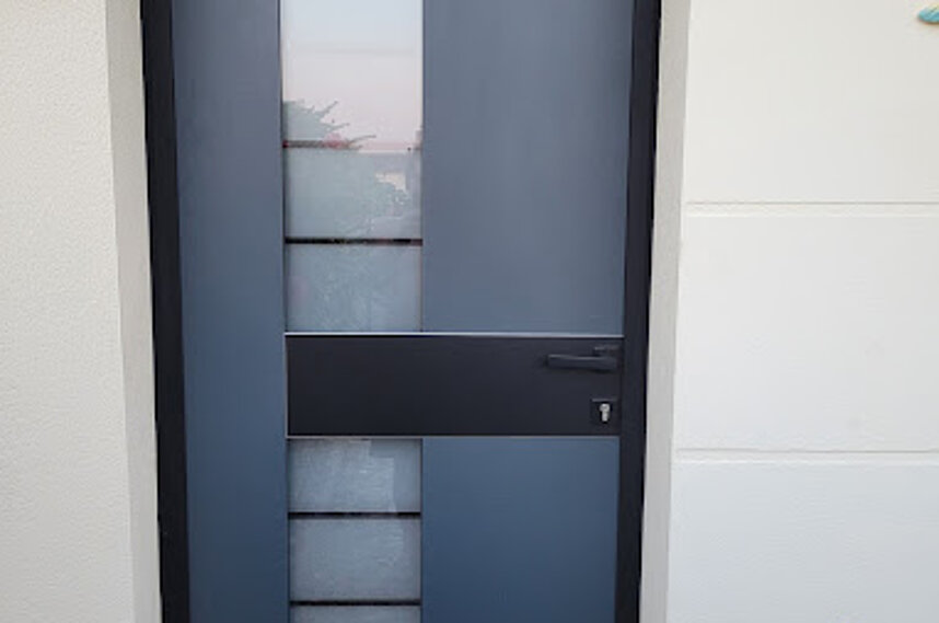 Pose d'une porte d'entrée et porte de garage à Deuil la barre