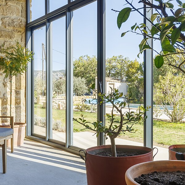 Comment isoler une baie vitrée de la chaleur avec FERMETURES DE LA BRIE 77 - Art & Fenêtres ?