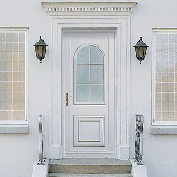 Quel matériau choisir pour sa porte d'entrée : porte en alu, PVC, mixte ou bois ?