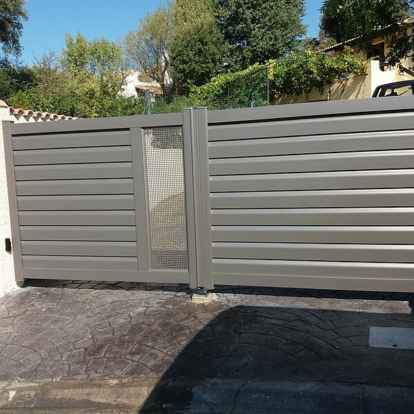 Portail en aluminium motorisé à Toulouse : soignez votre entrée avec Art & Fenêtres