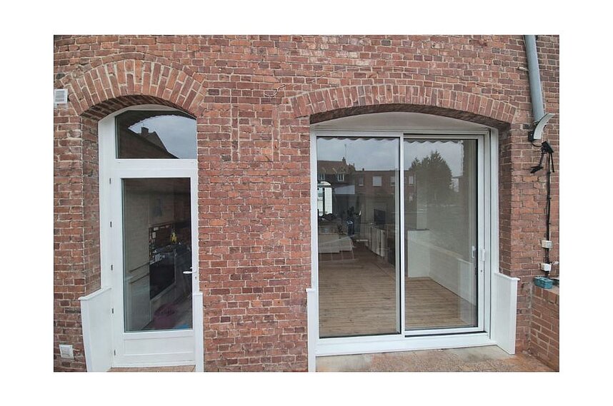 Baie coulissante aluminium à rupture de pont thermique et porte de service PVC