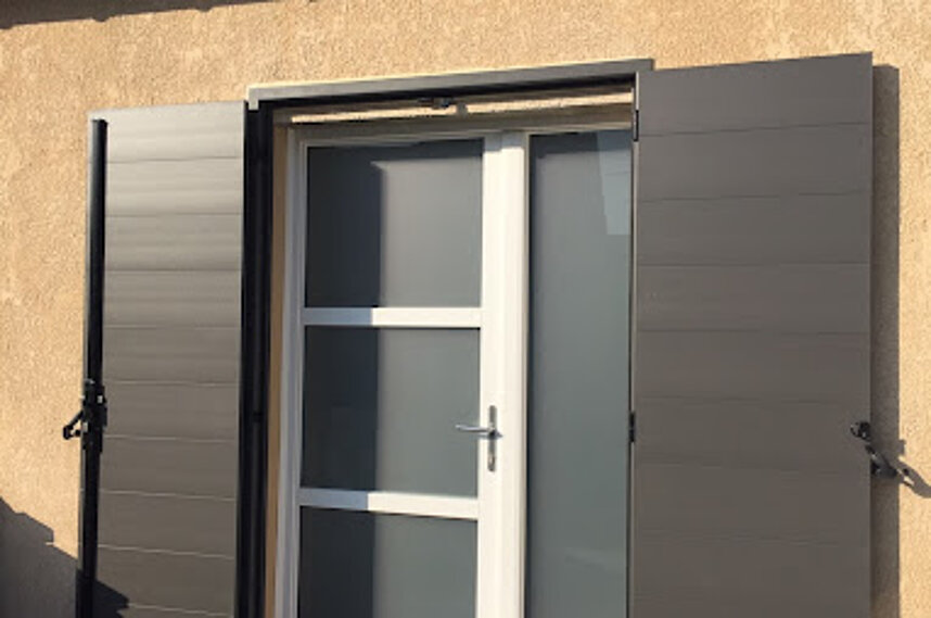 Pose d'une porte d'entrée et volet battant à Domont