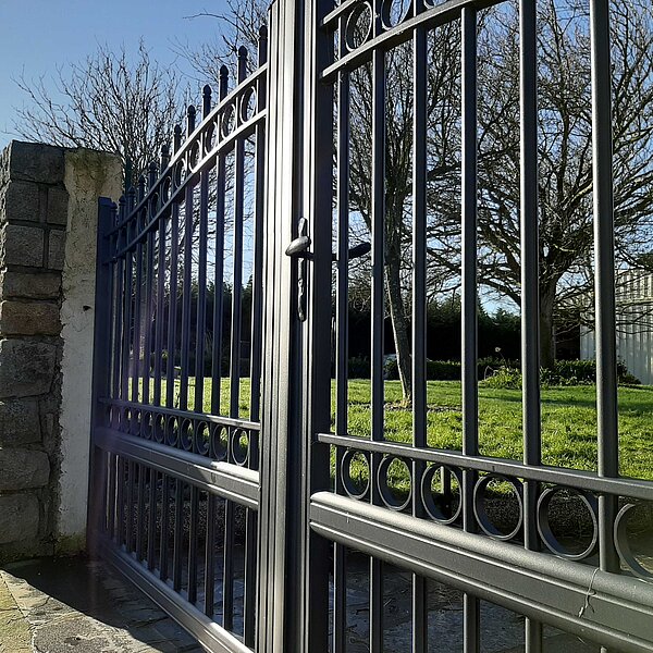 Laissez-vous guider par TD Menuiseries - Art et Fenêtres pour le choix d’un portail alu à Rochefort !