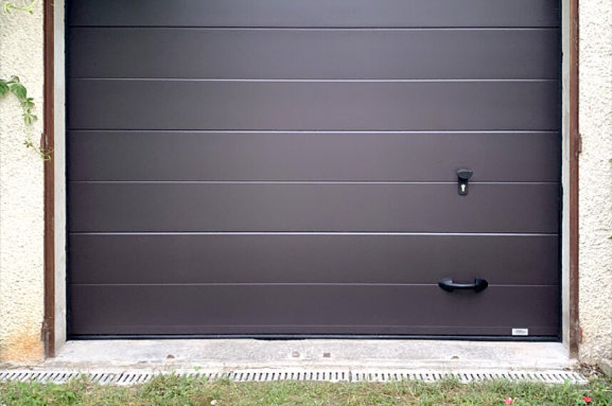 Porte de garage sectionnelle manuelle RAL 8019 fin texture