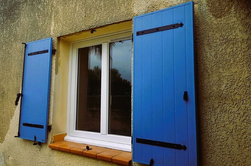 Pose d'un volet battant