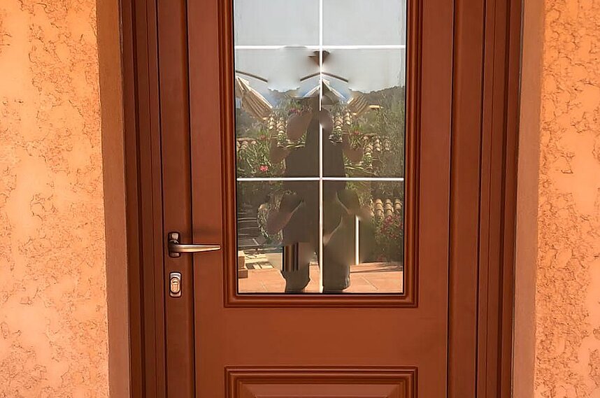 Pose d'une porte d'entrée Mixte modèle CASTILLE