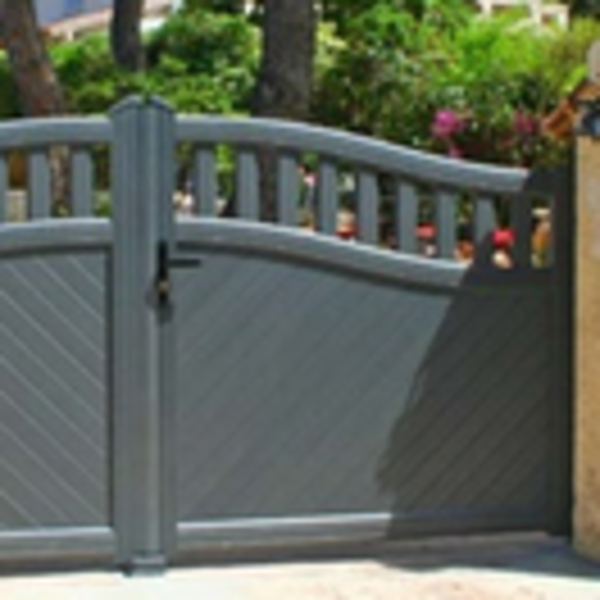 Découvrez notre gamme de portails PVC et alu en magasin