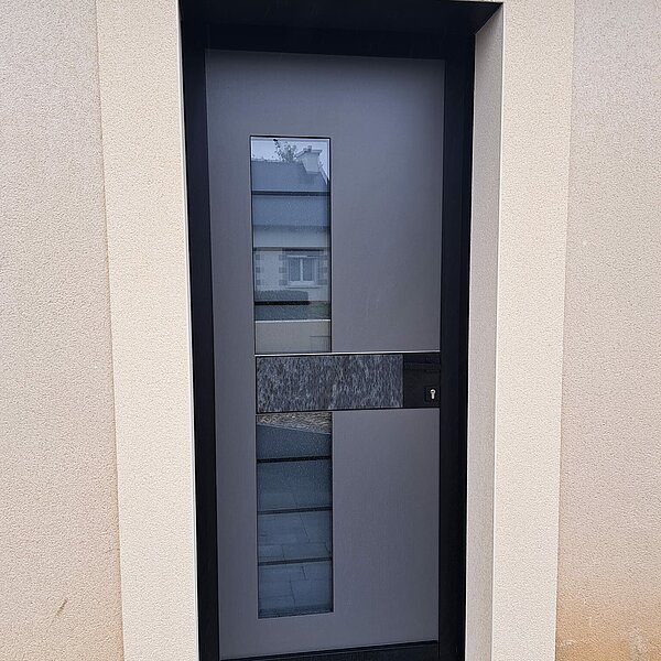 Porte d'entrée gris sablé