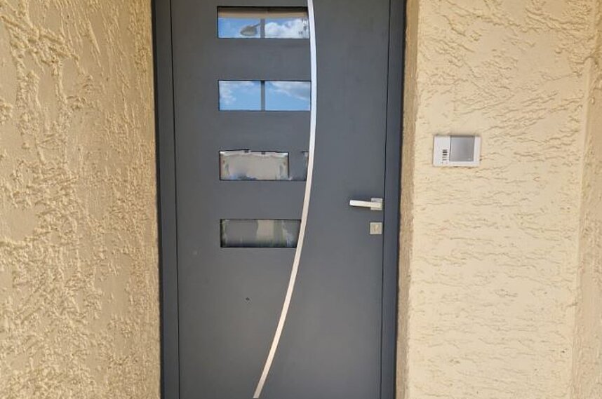 Pose d'une porte d'entrée