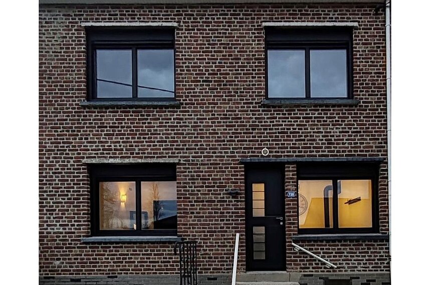 Rénovation de  façade avec la pose d’une porte d’entrée  et ses fenêtres Art Design