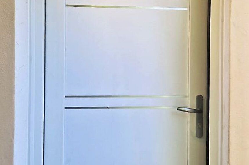 Pose d'une porte d'entrée