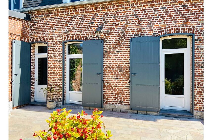 Pose de volets battants aluminium isolants modèle Lucia coloris gris basalt