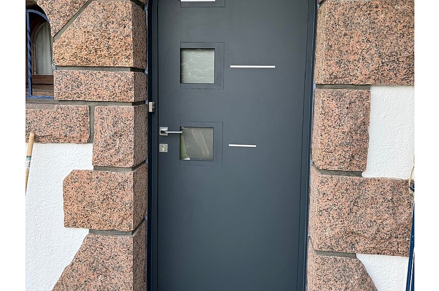 Pose d'une porte d'entrée en alu réf : Santa