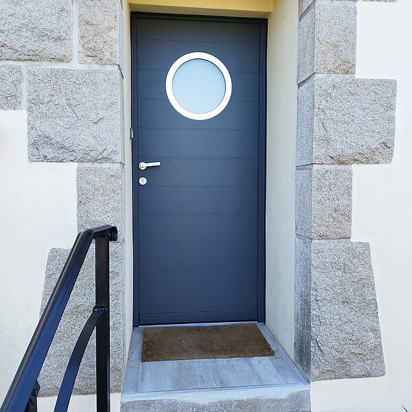 Porte d'entrée avec hublot