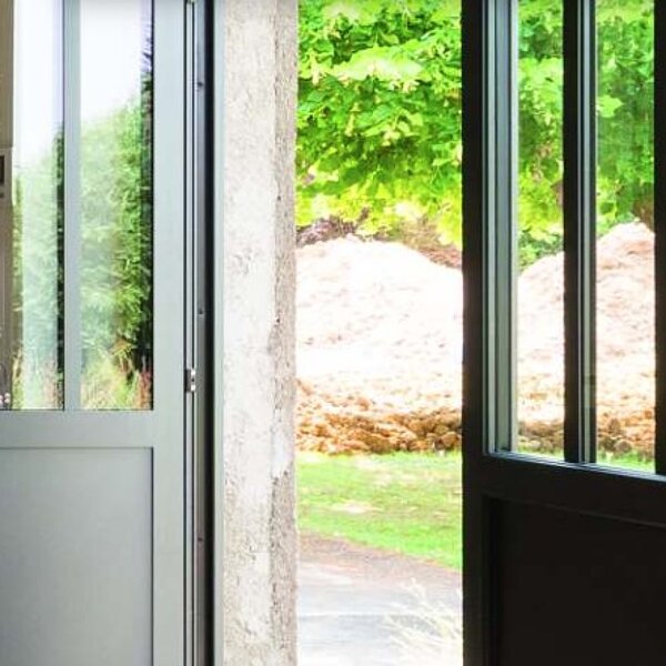 Gagnez en luminosité avec une porte d’entrée vitrée !