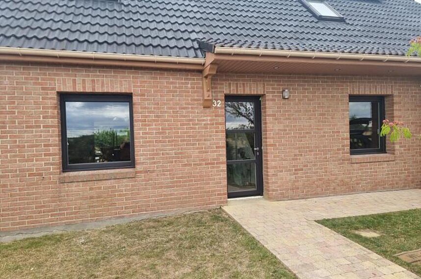 Porte d’entrée aluminium vitrée et fenêtres en fibre composite