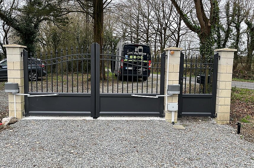 Pose d'un portail et portillon en alu modèle AURIGNY à HERIC 44810