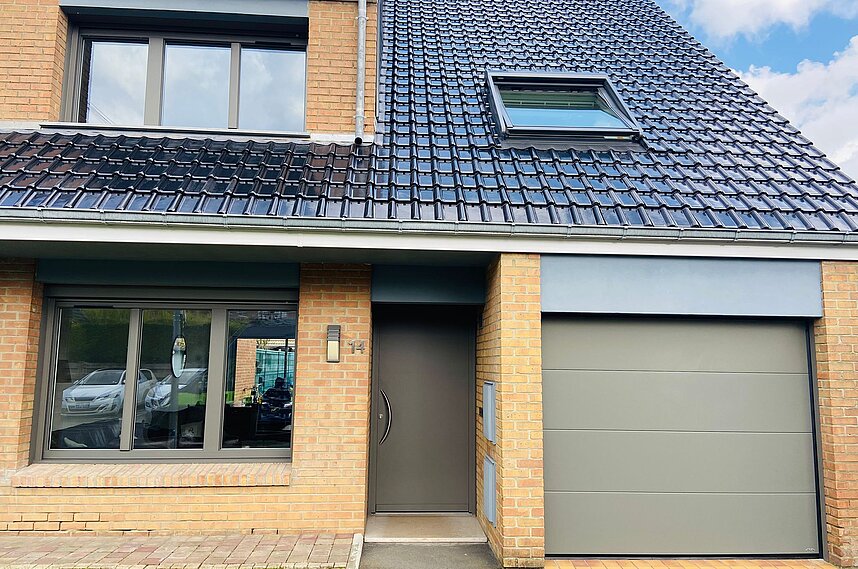 Remplacement complet des menuiseries : fenêtres en fibre composite, porte d’entrée, coulissants aluminium