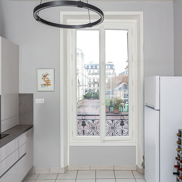 Comment la menuiserie PVC améliore-t-elle l’isolation thermique et phonique à Valbonne ?